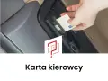 Dłoń wkłada kartę kierowcy do tachografu w kabinie pojazdu.