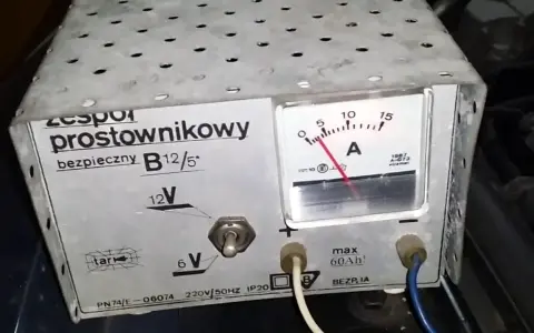 Kiedy akumulator jest naładowany? Rozpoznaj sygnały prostownika!