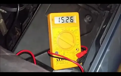 Akumulator się ładuje? Sprawdź to! Multimetr i szybka diagnoza.