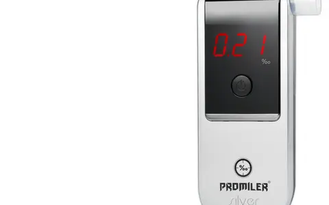 Srebrny alkomat cyfrowy z wyświetlaczem pokazującym wynik 0.21‰.