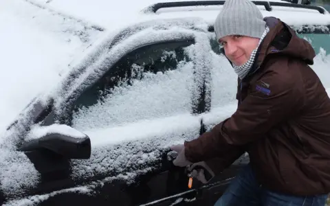 Zamarznięte drzwi auta? Szybkie i bezpieczne sposoby na otwarcie