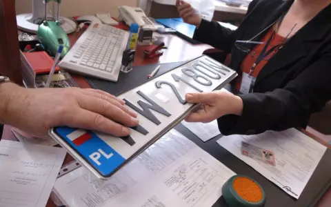 Przerejestrowanie auta bez wymiany tablic: Koszt i procedura 2024