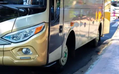 Ile zarabia kierowca Flixbusa w Polsce? Stawki, benefity, kariera