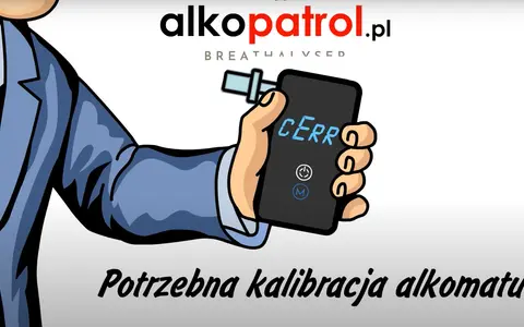 Dłoń w garniturze trzyma alkomat z napisem "CERR".