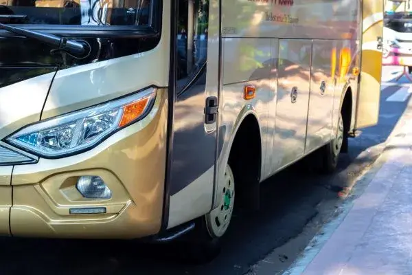 Ile zarabia kierowca Flixbusa w Polsce? Stawki, benefity, kariera