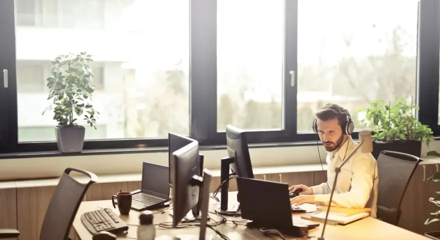 Co robi spedytor? Kluczowe zadania i ścieżka kariery w TSL